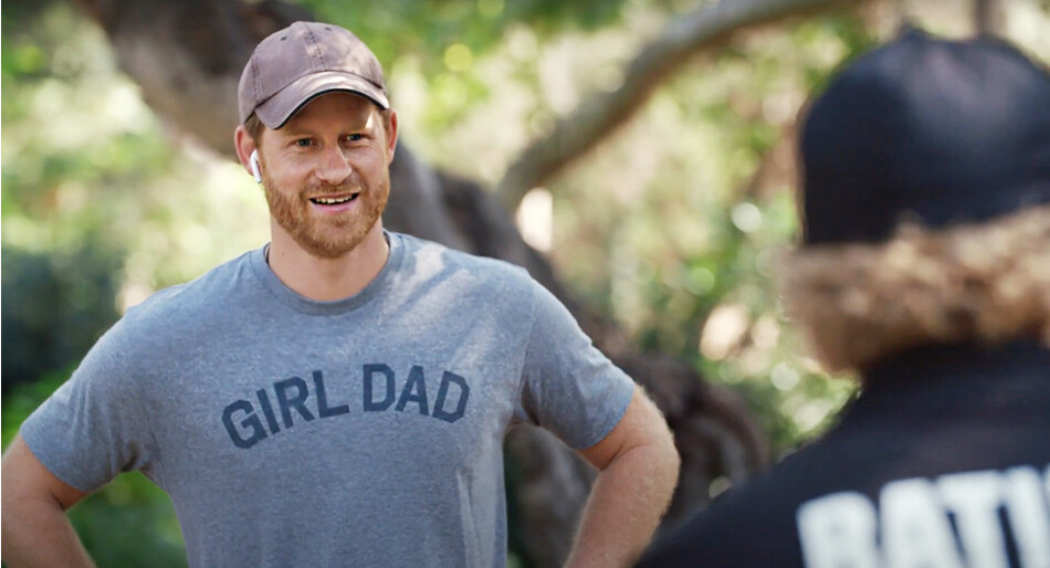 Герцог Сассекский принял участие в записи скетч-видео в футболке с надписью «Girl Dad», 2022