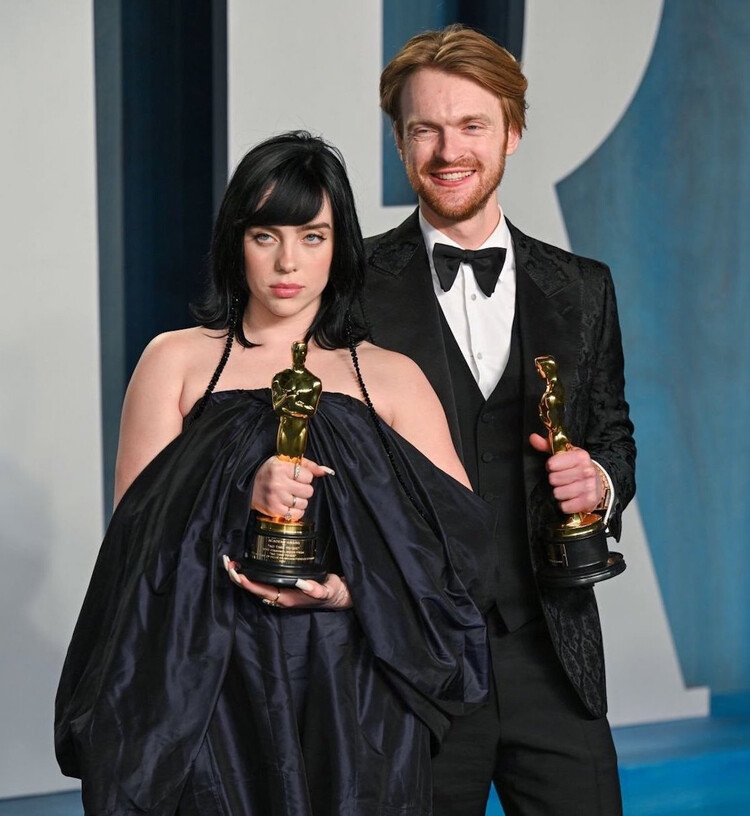 Билли Айлиш вошла в историю как самая молодая певица, удостоенная трёх наград за одну и ту же песню