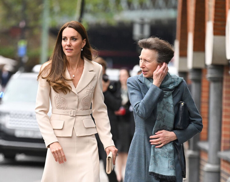 Кейт Миддлтон выбрала лаконичный костюм для прогулки с принцессой Анной