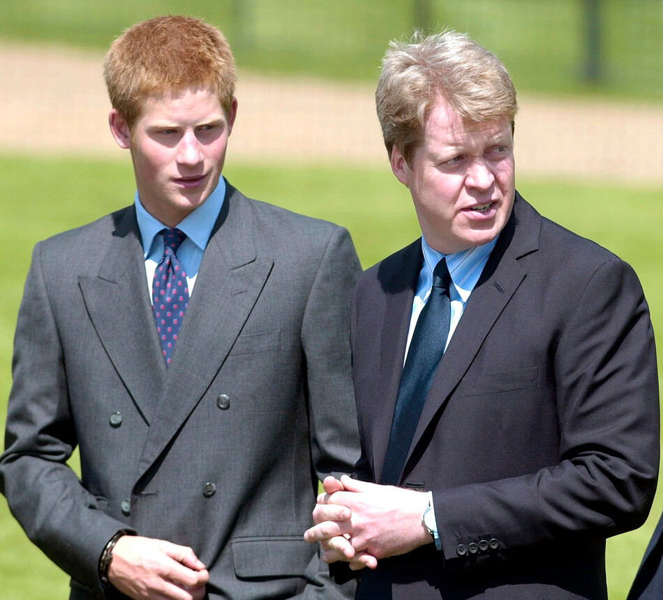 Принц Гарри беседует с братом Дианы Чарльзом Эрлом Спенсером на открытии фонтана, построенного в память о Диане, принцессе Уэльской, в лондонском Гайд-парке 6 июля 2004, Лондон