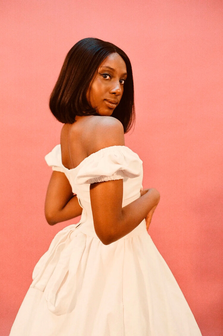 Комик Зиве Фумудо во время интервью для Vanityfair рассказала, что овладела искусством «ставить белых на место»