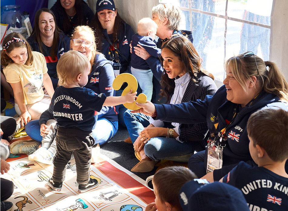 Меган Маркл в деловом образе провела детский мастер-класс