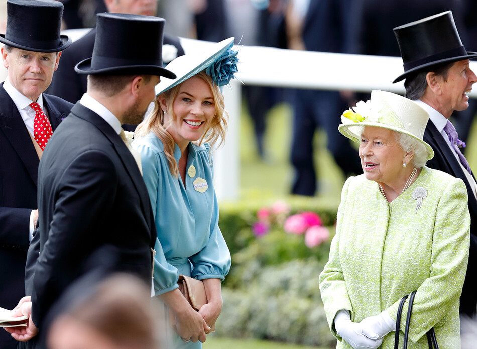 Питер Филлипс, Отем Филлипс и королева Елизавета II посещают пятый день Королевского Аскот на ипподроме Аскот 22 июня 2019 года в Аскоте, Англия