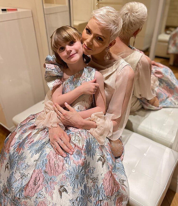 Княгиня Шарлен с дочерью Габриэллой, 2022