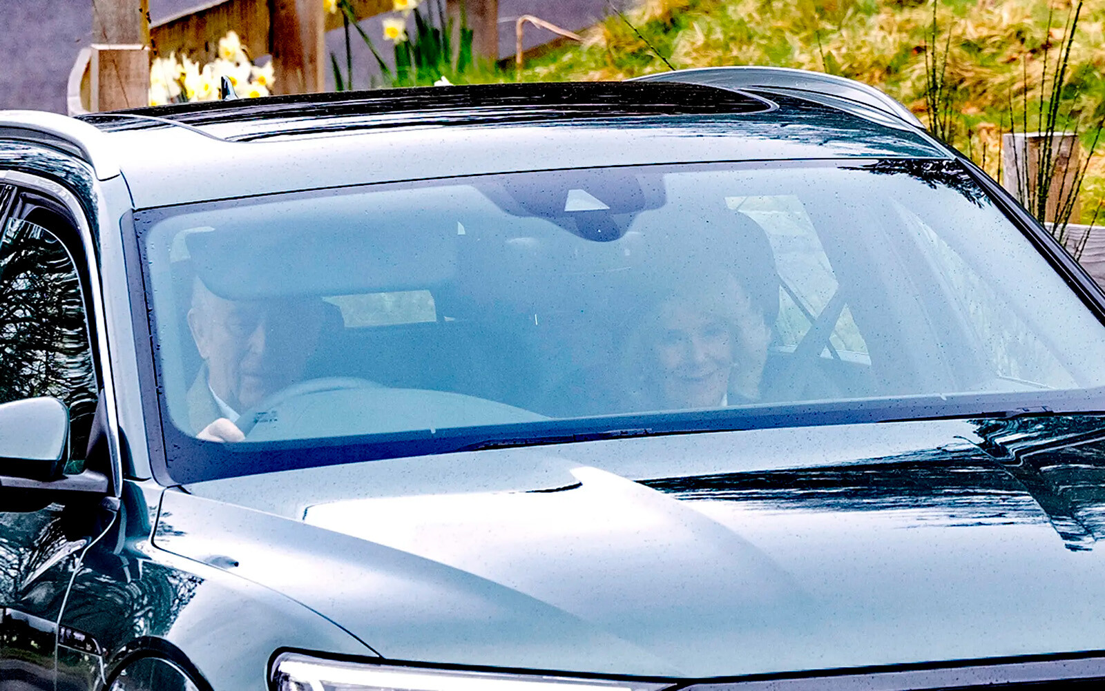 Король Карл III и королева Камилла были сфотографированы на выходе из церкви Crathie Kirk, расположенной недалеко от замка Балморал в Шотландии