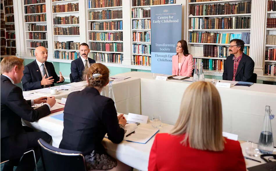 Кэтрин, герцогиня Кембриджская (на заднем плане) проводит встречу с министром здравоохранения Великобритании Саджидом Джавидом (слева), доктором Аленом Грегуаром (на заднем плане справа) и другими членами правительства и сектора дошкольного образования, с докладом исследования Центра раннего развития Королевского фонда 16 июня 2022 года в Лондоне, Англия