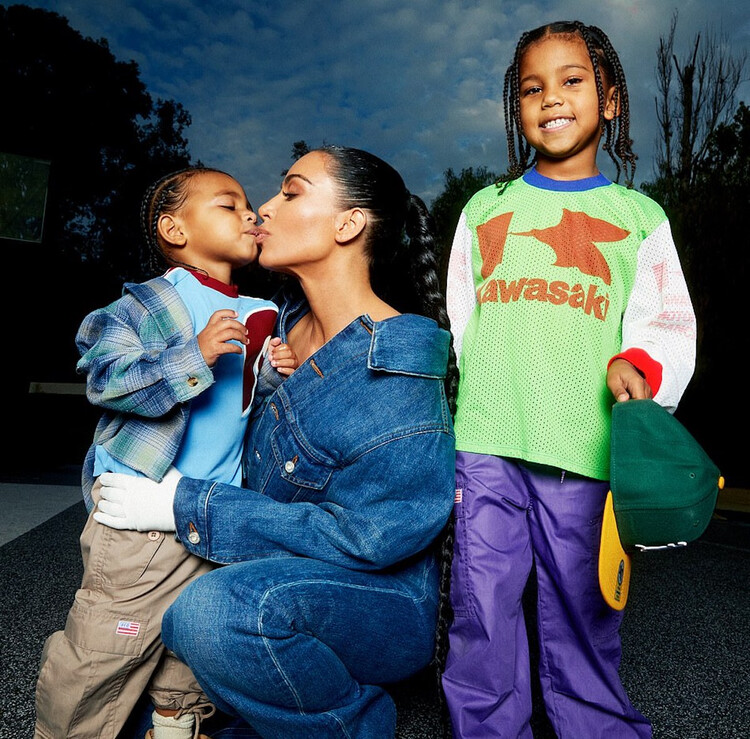 Ким Кардашьян с сыновьями Сейнтом и Псалмом