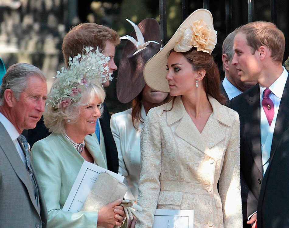 Принц Чарльз, принц Уэльский, Камилла, Герцогиня Корнуолльская, принц Гарри, Кэтрин, герцогиня Кембриджская и принц Уильям, герцог Кембриджский, присутствуют на свадьбе Зары Филлипс и Майка Тиндалла в Кэнонгейт Кирк, Эдинбург, 30 июля 2011 года в Эдинбурге, Шотландия