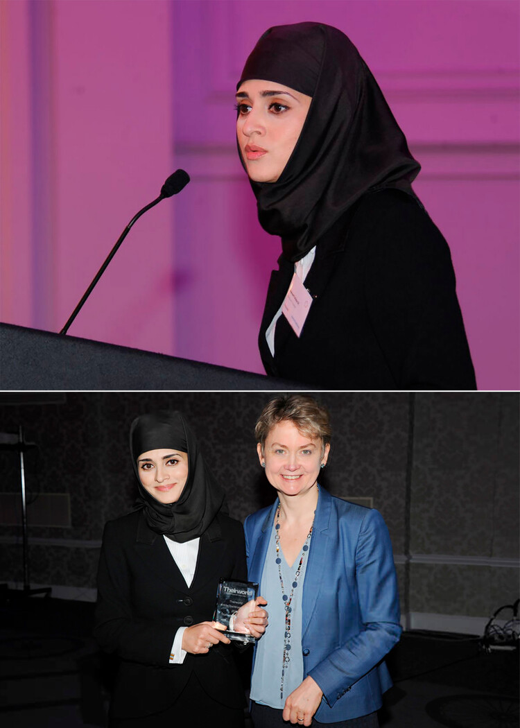 Шахид Фатима, королевский адвокат, получает награду «WriteTheWrong» и позирует с депутатом от лейбористской партии Иветт Купер во время ежегодного завтрака в честь международного женского дня в их мире 7 марта 2019 года в Лондоне, Англия