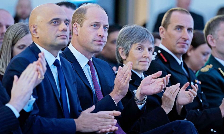 Секретарь здравоохранения и социального обеспечения Саджид Джавид, принц Уильям, герцог Кембриджский и комиссар столичной полиции Дам Крессида Дик аплодируют во время симпозиума Королевского фонда по психическому здоровью служб экстренной помощи 25 ноября 2021 года в Лондоне, Англия