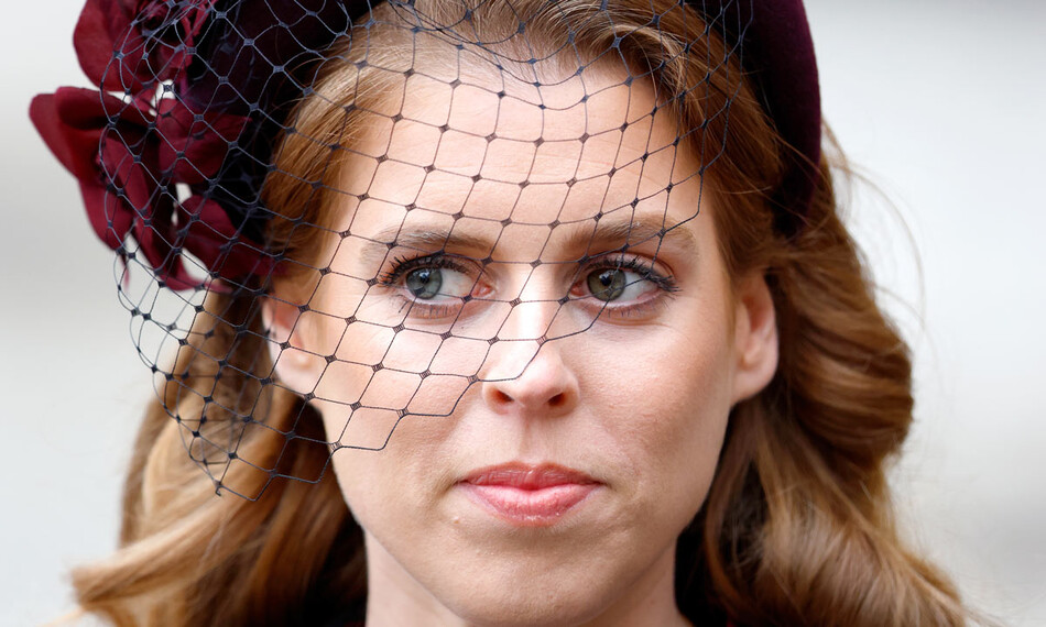 Как принцесса Беатрис нарушила королевскую традицию на поминальной службе в честь принца Филиппа