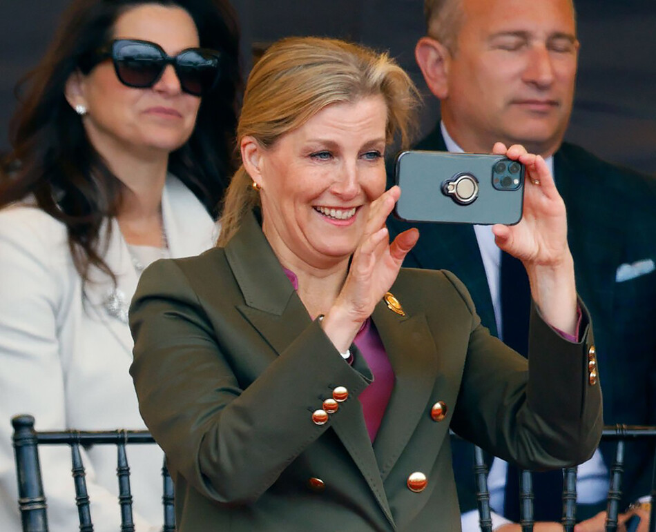 Графиня Софи Уэссекская снимает с помощью своего мобильного телефона лошадь королевы Елизаветы II «Балморал Лея», выигравшую «Horse & Hound» Mountain & Moorland Supreme In Hand Championship во второй день Королевской Виндзорской выставки лошадей в Хоум-парке, Виндзорский замок, 13 мая 2022