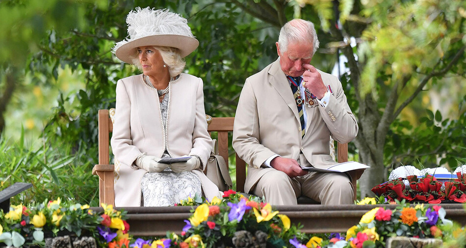 Камилла Паркер-Боулз вместе с принцем Чарльзом, который плачет