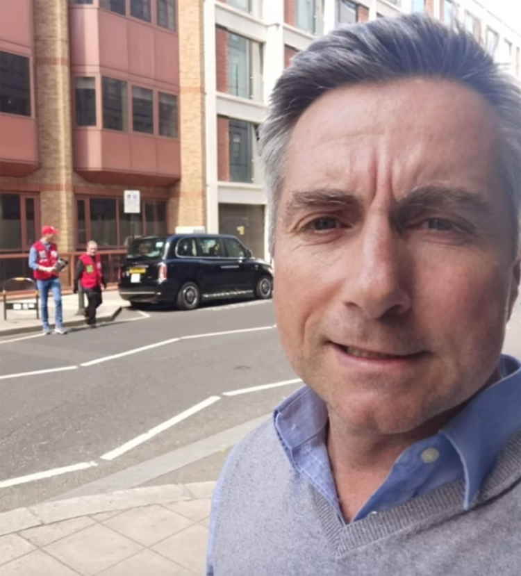 Лондонский житель снимает как принц Уильям гуляет по улицам Лондона в форме продавца газет The Big Issue, 9 июня 2022