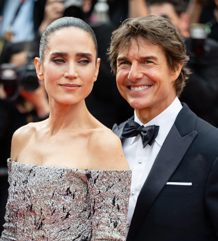 Том Круз и Дженнифер Коннелли присутствуют на показе фильма «Топ Ган: Мэверик» во время 75-го ежегодного Каннского кинофестиваля во Дворце фестивалей 18 мая 2022 года в Каннах, Франция