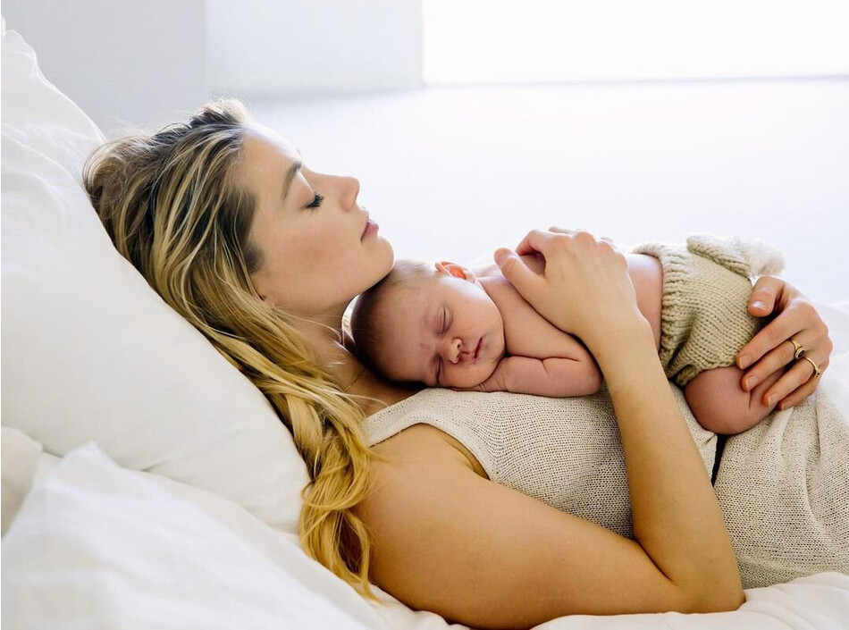 Эмбер Хёрд с ребенком