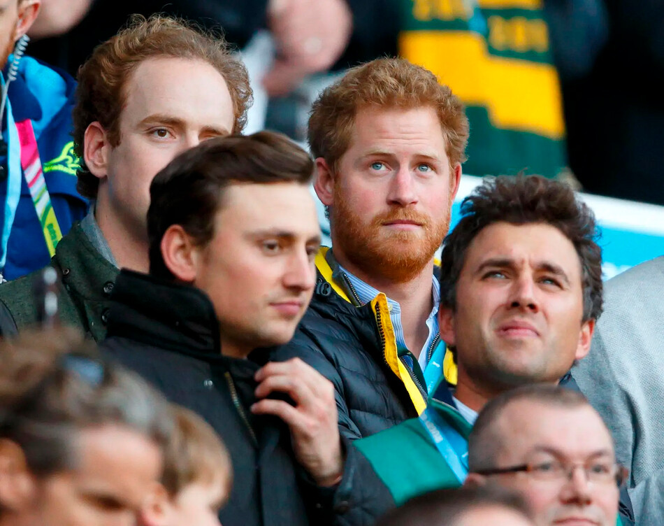 Том Инскип, Чарли ван Страубензи (крайний справа), принц Гарри и Томас ван Страубензи на полуфинальном матче чемпионата мира по регби 2015 между Аргентиной и Австралией на стадионе Twickenham, 25 октября 2015 года в Лондоне, Англия