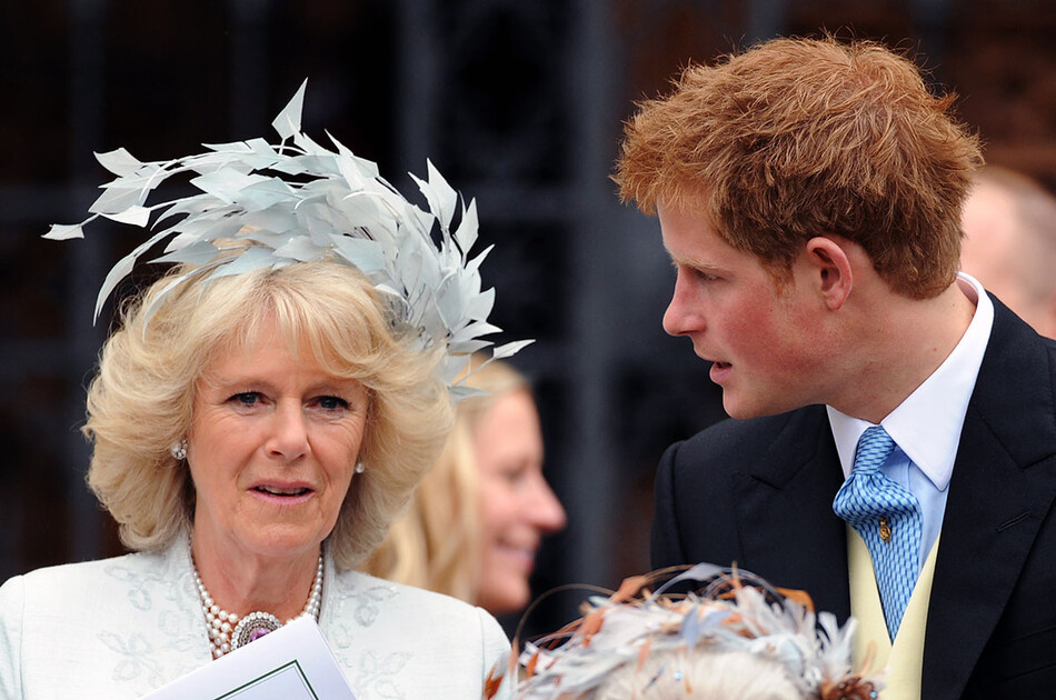 Камилла, герцогиня Корнуольская и принц Гарри присутствуют на свадьбе Питера Филлипса и Отэм Келли в часовне Святого Георгия 17 мая 2008 года в Виндзоре, Англия