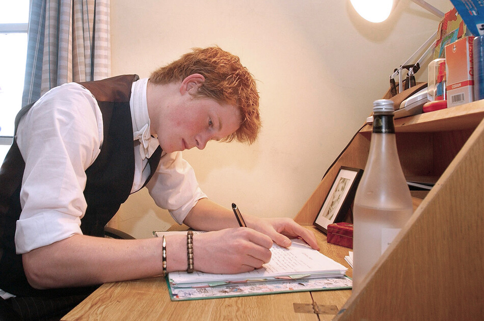 Принц Гарри напишет мемуары о своей жизни в королевской семье