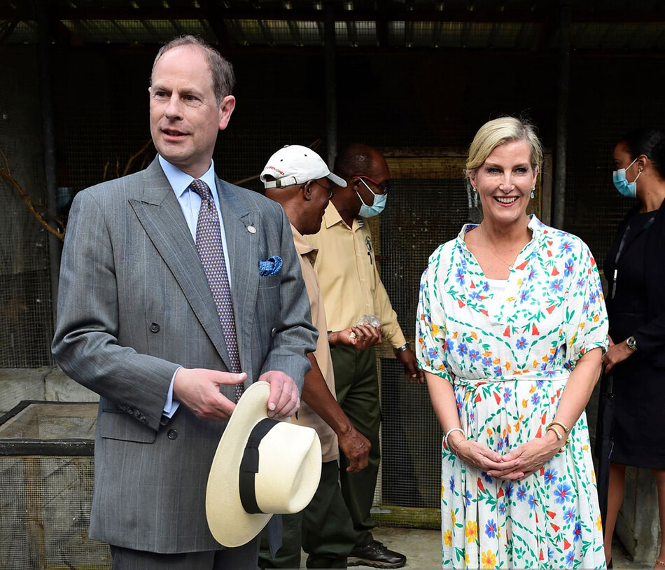 Принц Эдуард, граф Уэссекский, и Софи, графиня Уэссекская в Ботаническом саду 23 апреля 2022 года в Кингстауне, Сент-Винсент и Гренадины