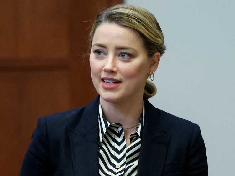 Актриса Эмбер Хёрд разговоривает с членами своей команды юристов во время перерыва, 2022