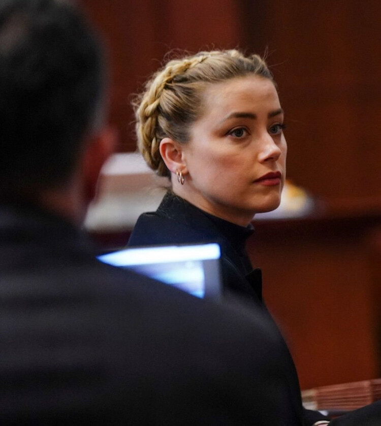 Эмбер Хёрд во время судебного разбирательства по делу Деппа, 2022