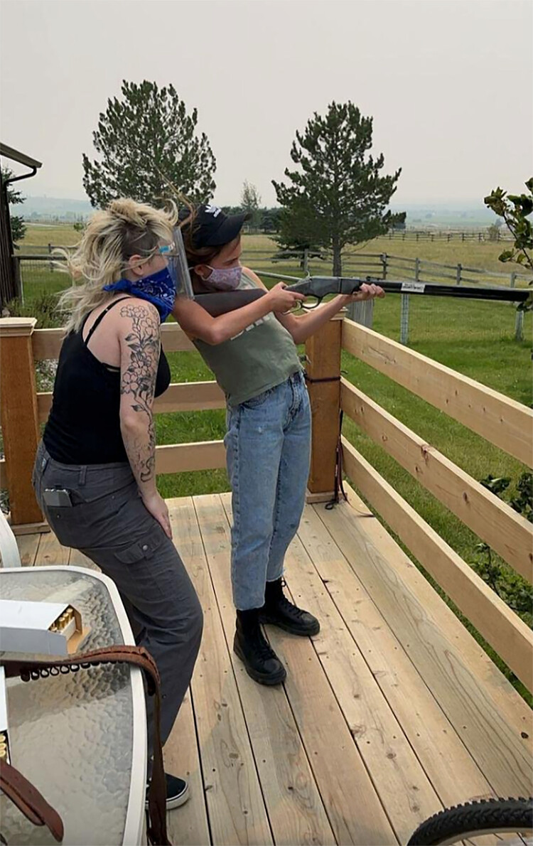 Ханна Гутьеррес-Рид на съёмках фильма Николаса Кейджса «Старый путь»