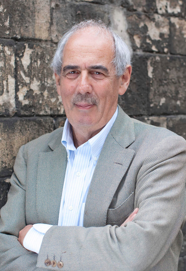 Том Бауэр — британский журналист и писатель