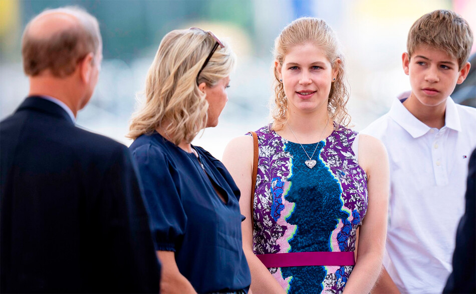 Леди Луиза Виндзор с братом Джеймсом, виконтом Северном и родителями принцем Эдуардом и графиней Софией общаются во время прибытия на Игры Содружества 2022 года 1 августа 2022 года в Бирмингеме, Англия