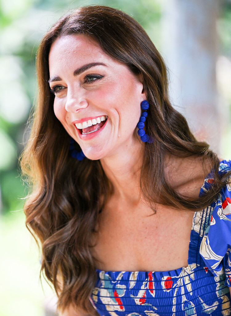 Кейт Миддлтон дебютировала в ярком тропическом образе в Белизе