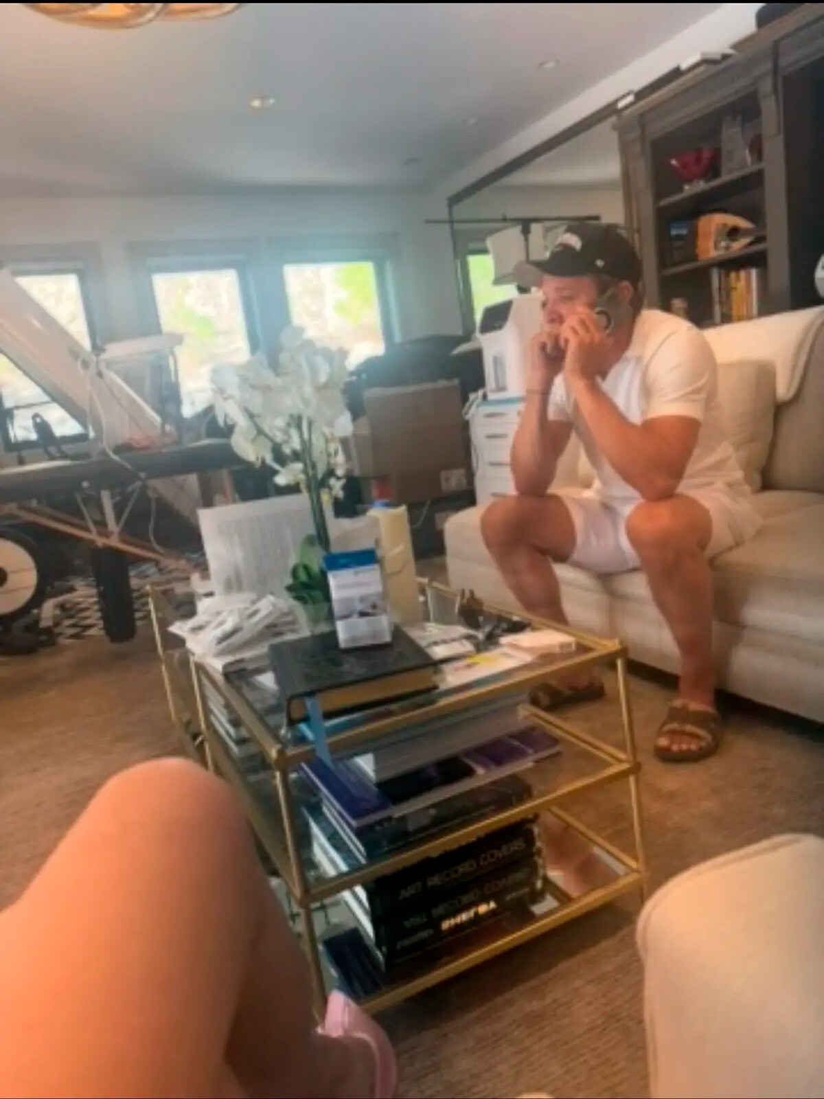 Партнёрша Джереми Реннера И Чжоу (Yi Zhou) обвинила актёра в непристойных сообщениях и угрозах