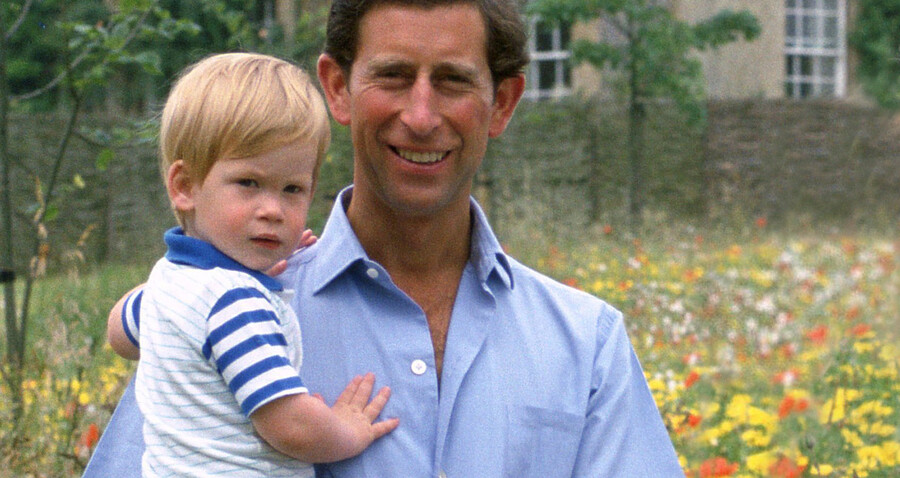 Принц Гарри на руках у отца