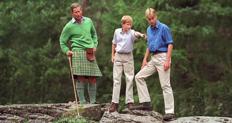 Принц Гарри с братом и отцом в походе