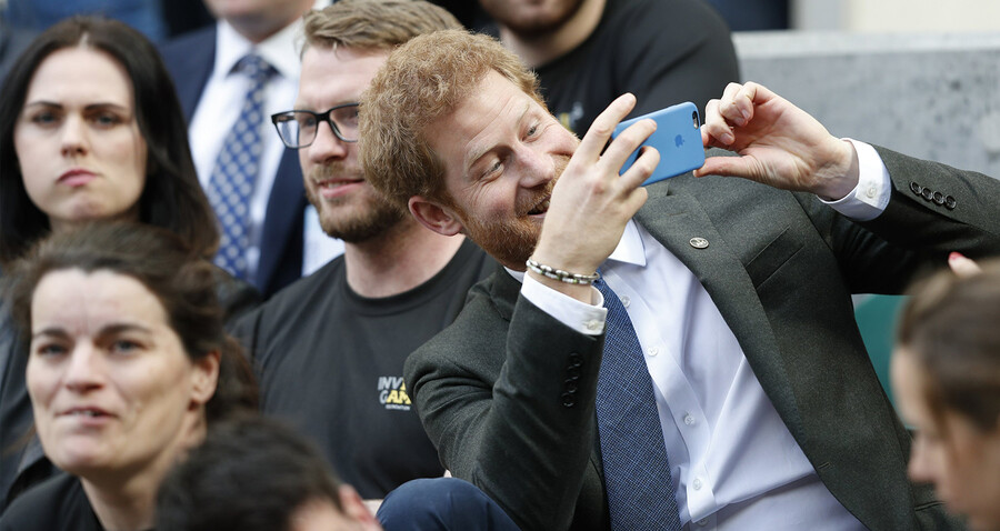 Принц Гарри с телефоном