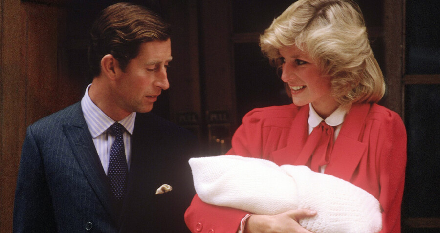 Принц Гарри на руках у матери