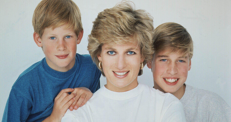 Принц Гарри с братом и матерью принцессой Дианой
