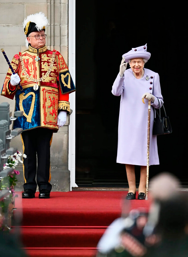Королева Елизавета II и учредитель парада принимает военный парад во дворце Холирудхаус 28 июня 2022 года в Эдинбурге, Великобритания
