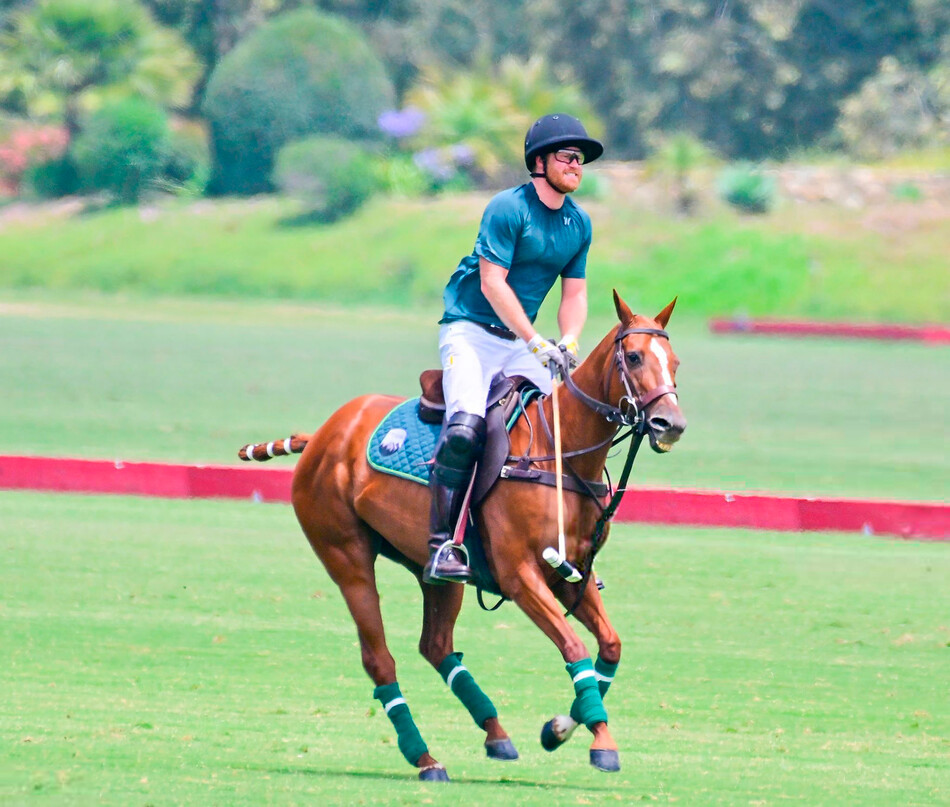 Принц Гарри скачет на коне во время игры в поло 10 июня 2022 года в Карпинтерии, Калифорния