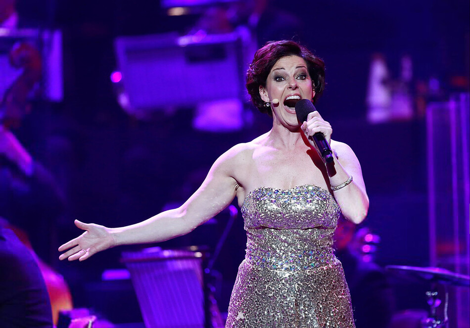 Рути Хеншэлл выступает на сцене в рамках "Magic at the Musicals" в Королевском Альберт-Холле 4 мая 2017 года в Лондоне, Великобритания