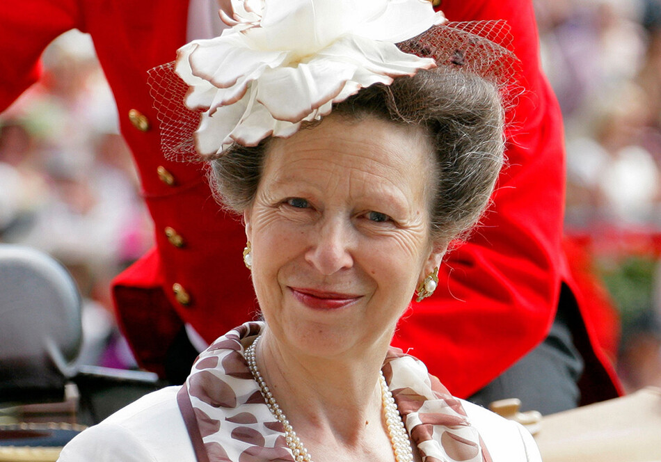 Самые неуместные наряды принцессы Анны