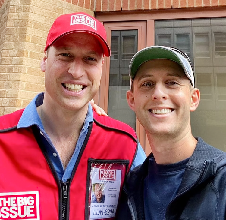 Принц Уильям делает селфи с туристами на улицах Лондона в униформе продавца газет The Big Issue, 9 июня 2022