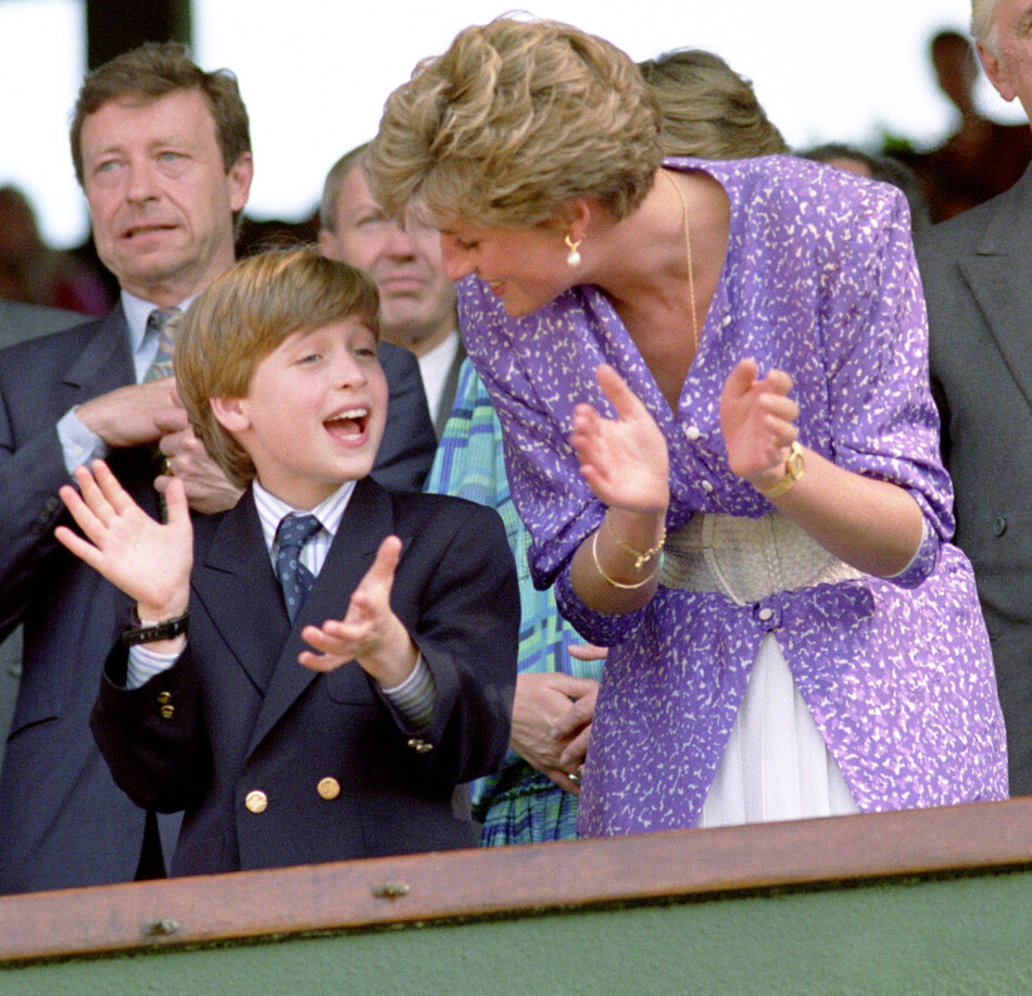 Диана, принцесса Уэльская и принц Уильям стоят и аплодируют в Королевской ложе на Центральном корте Уимблдона, 06 июля 1991 года, Лондон