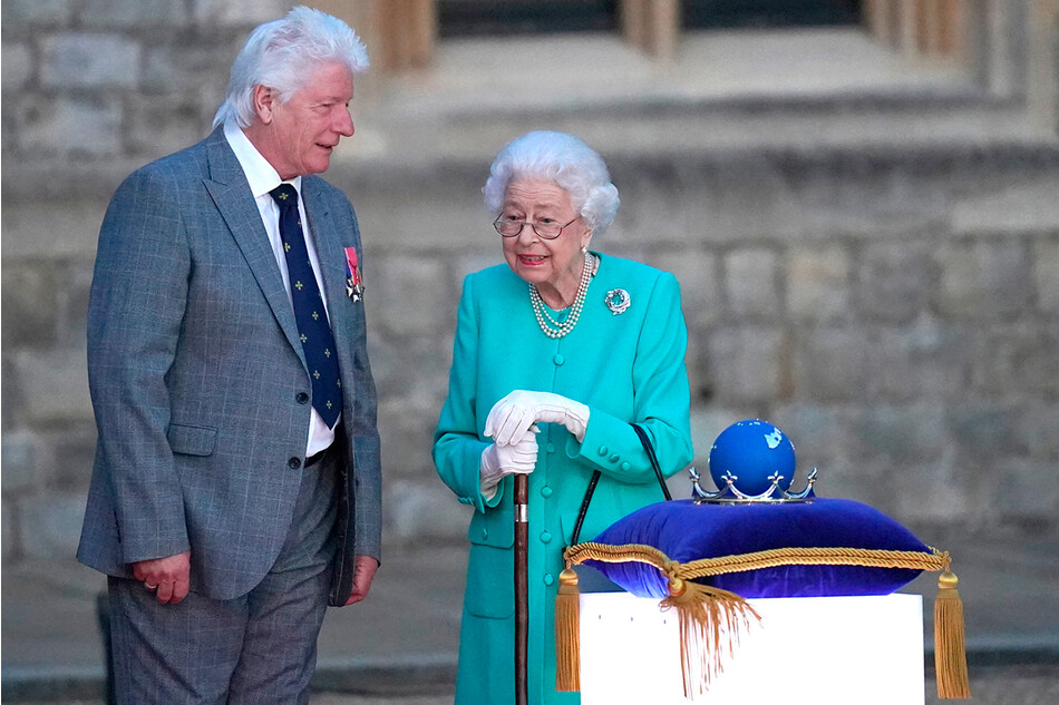 Королева Елизавета II во время символического зажигания «Дерева деревьев», созданного дизайнером Томасом Хизервиком перед зажжением главного маяка в Букингемском дворце 2 июня 2022 года в Лондоне, Англия