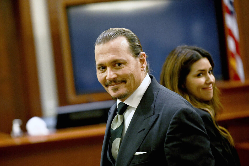 Джонни Депп со своим адвокатом Камиллаой Васкес в зале суда окружного суда округа Фэрфакс в Фэрфаксе, штат Вирджиния, 24 мая 2022 года