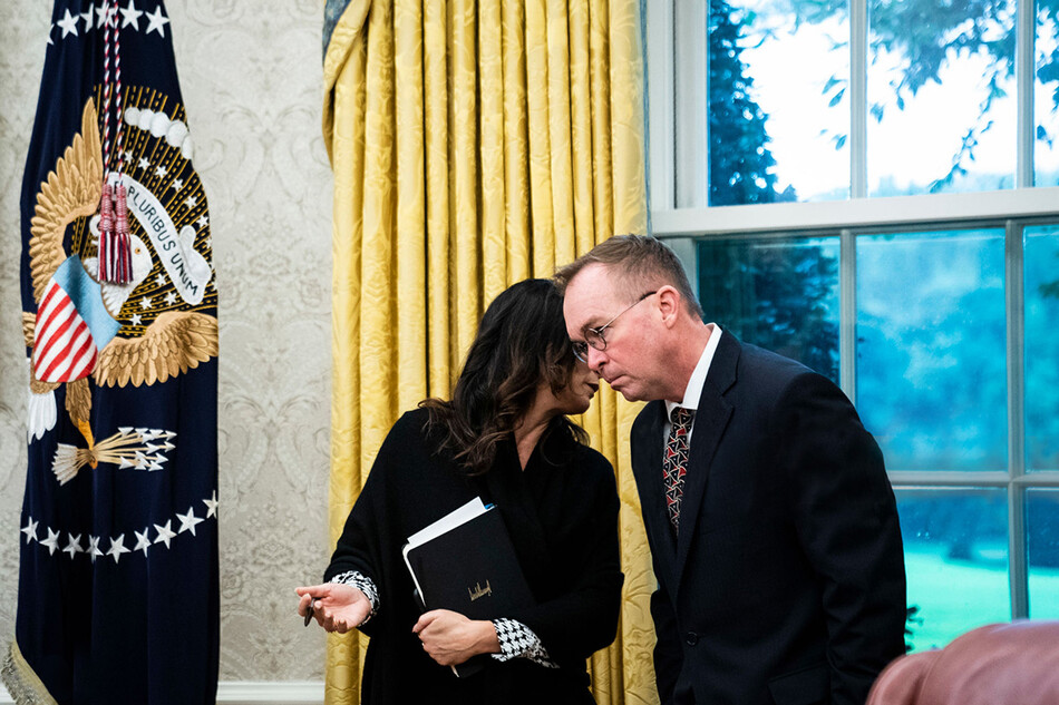 Пресс-секретарь Белого дома Стефани Гришэм и исполняющий обязанности главы администрации Белого дома Мик Малвани переговариваются во время официальной встречи президента Дональда Трампа с президентом Италии Серджио Маттареллой