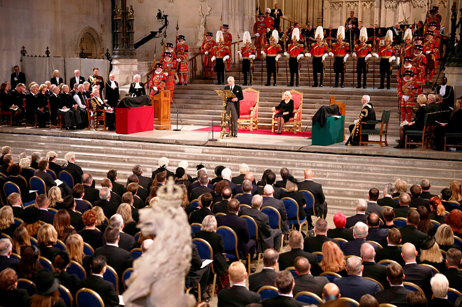 Король Чарльз сказал собравшимся высокопоставленным лицам, что он «чувствует тяжесть истории, которая нас окружает», – сказал Карл III в Вестминстерском дворце 12 сентября 2022 года в Лондоне, Англия