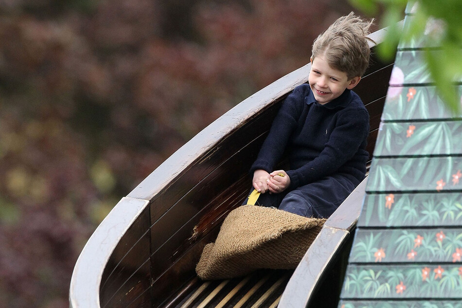 Джеймс, виконт Северн, сын принца Эдуарда, графа Уэссекского и Софи, графиня Уэссекская, спускается с детской горки на 4-й день Королевского Виндзорского конного шоу 11 мая 2013 года в Виндзоре, Англ