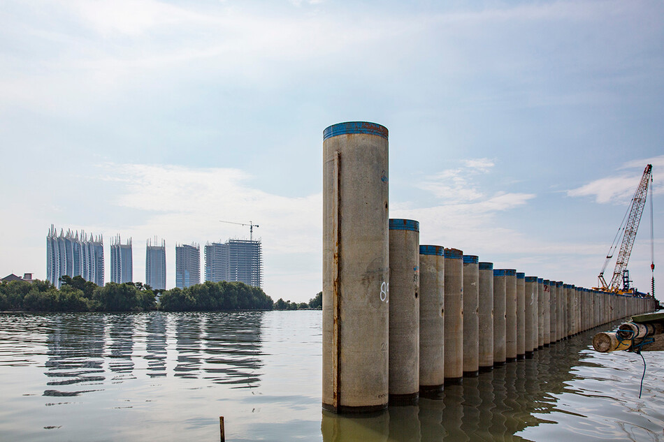 Морская дамба в Джакарте 27 апреля 2017 г., Индонезия. Джакарта является одним из самых быстро тонущих городов мира, к 2025 году часть города окажется на пятиметровой глубине