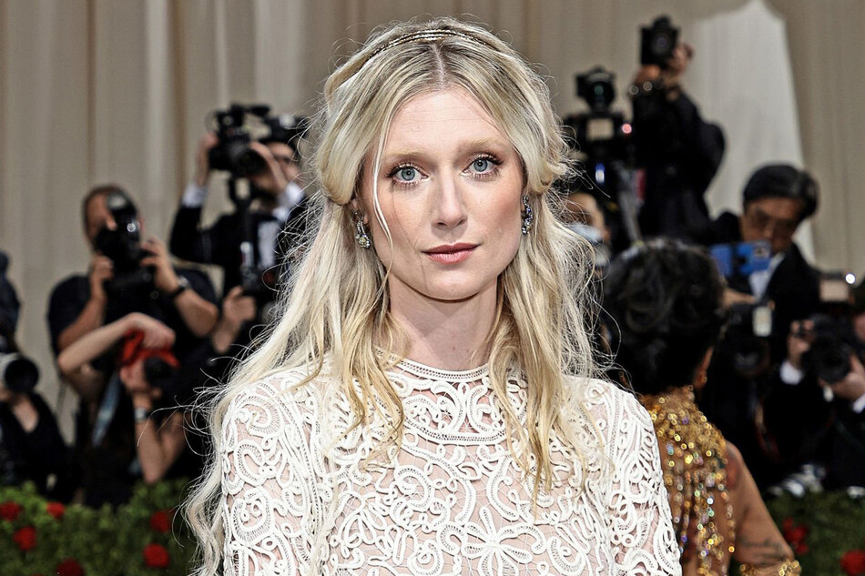 По мотивам леди Ди: Элизабет Дебики последовала примеру своей героини на Met Gala 2022