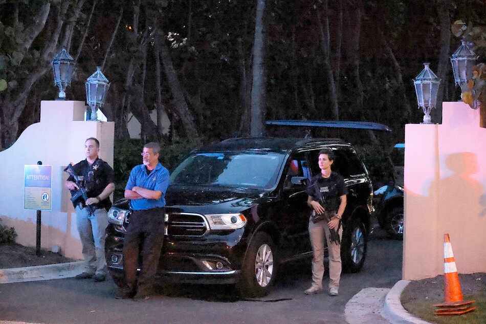 Агенты секретных служб США стоят у входа в поместье бывшего президента Дональда Трампа Мар-а-Лаго 8 августа 2022 года